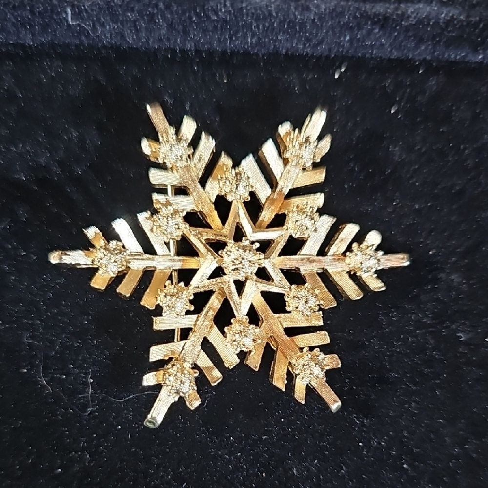 Vintage Crown Trifari Goldtone Snowflake Brooch